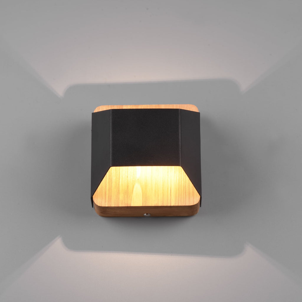 LED vegglampe Arino svart metall og tre dimbar opp/ned nærbilde av LED-lyskilde