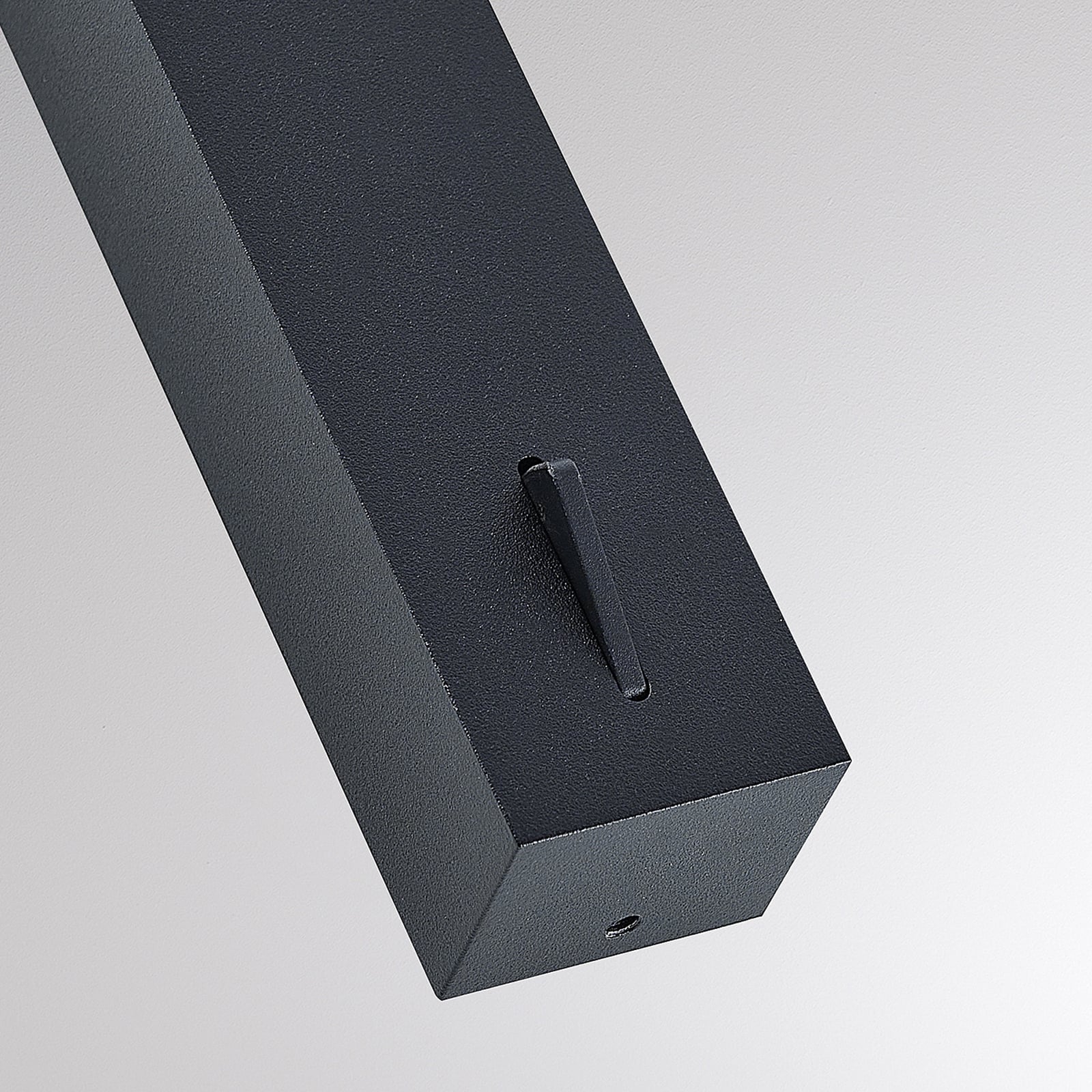 LED vegglampe Arok svart aluminium utspring 49 cm 7W lys i mørkt rom