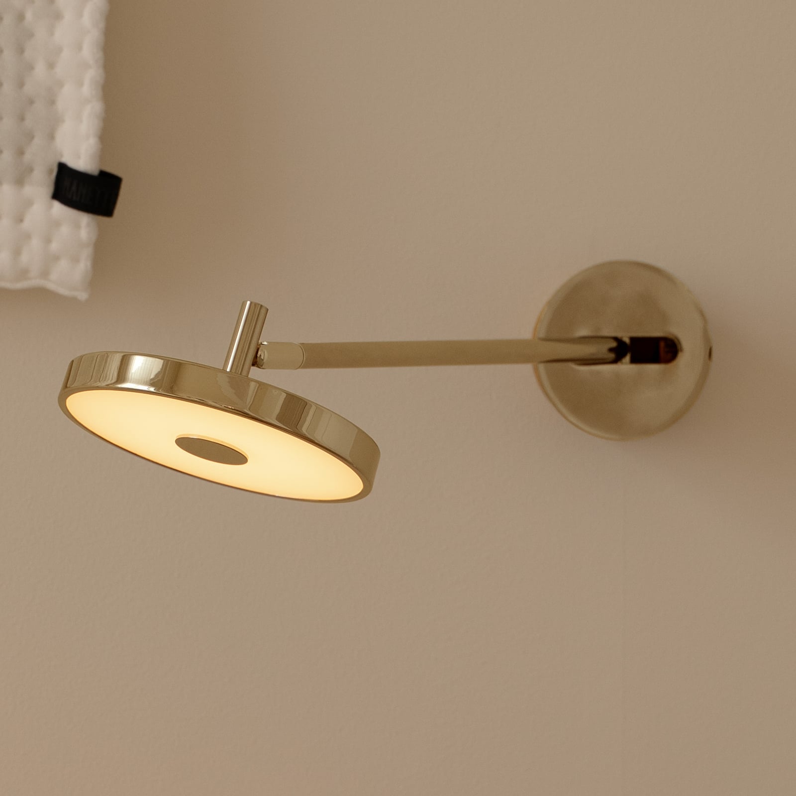 LED vegglampe Asteria LONG HW dimbar messing polert forfra