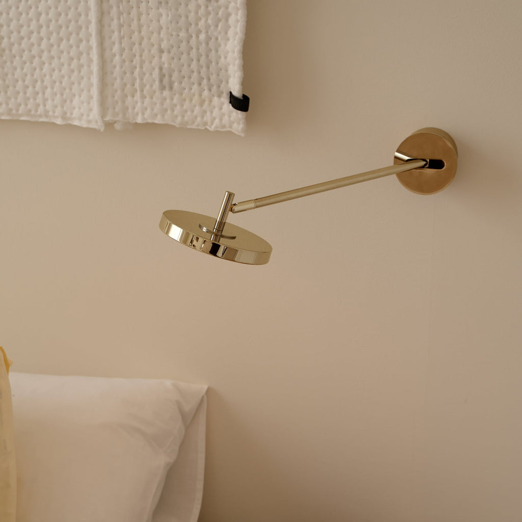 LED vegglampe Asteria LONG HW dimbar messing polert montert i rom