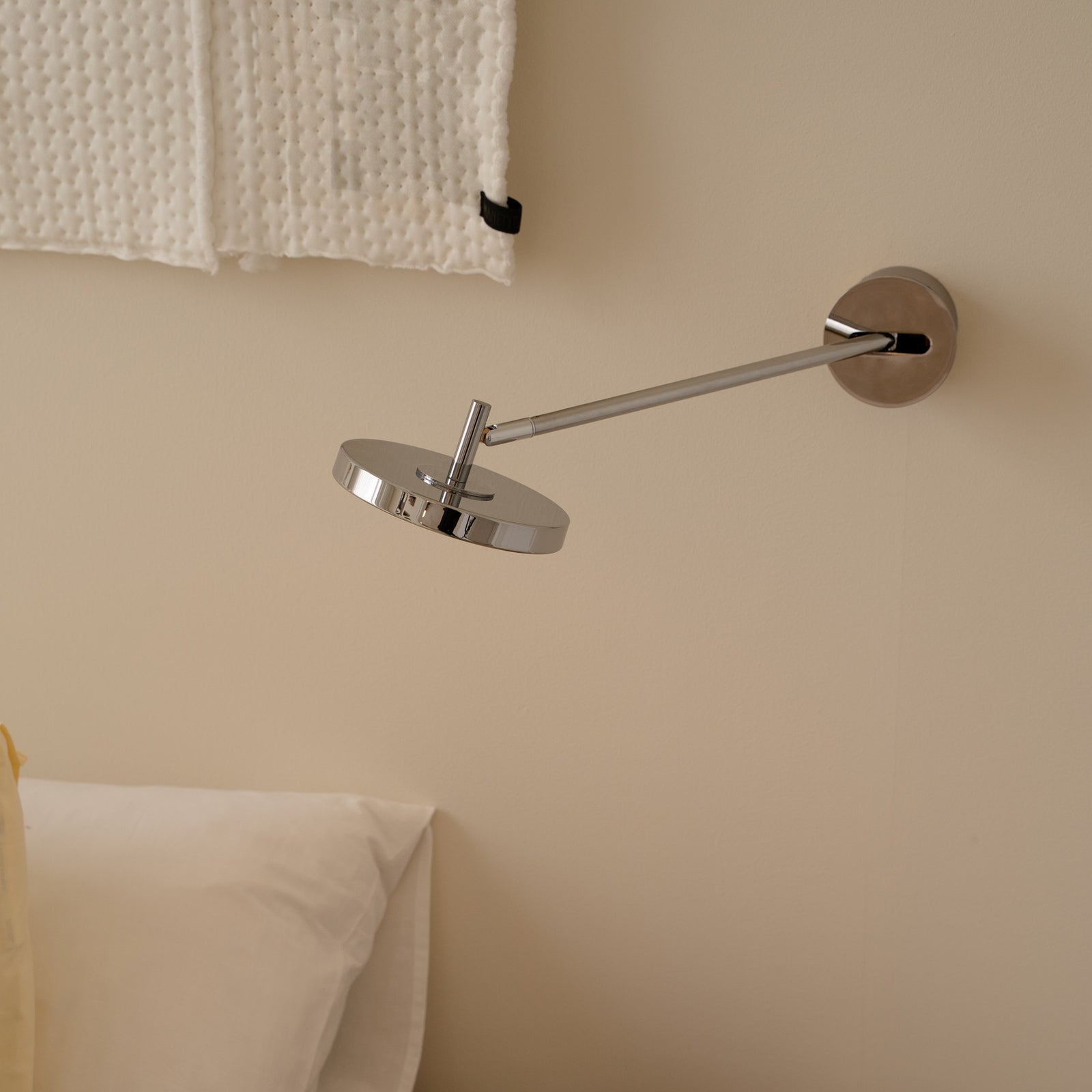 LED vegglampe Asteria Long HW polert stål montert på vegg