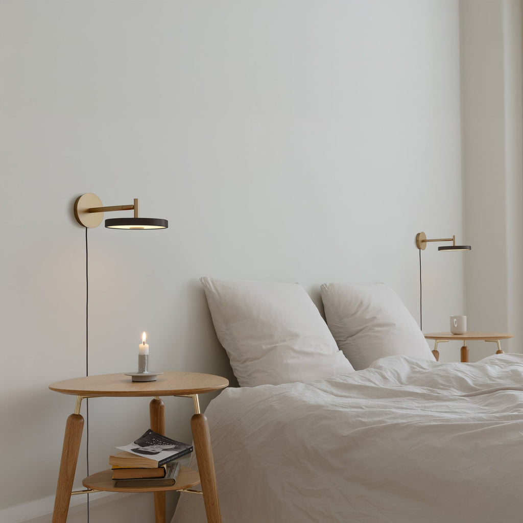 LED vegglampe Asteria Short dimbar svart messing bakside