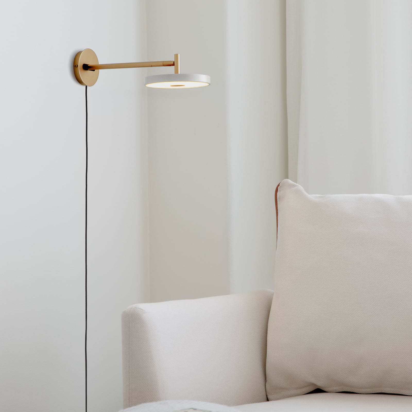 LED vegglampe Asteria Short lysgrå/messing dimbar bakside