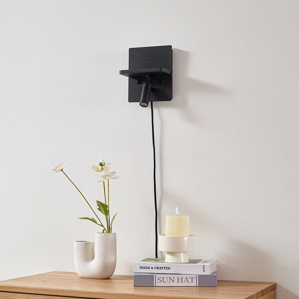 Detalj av LED vegglampe Auden svart med ladestasjon