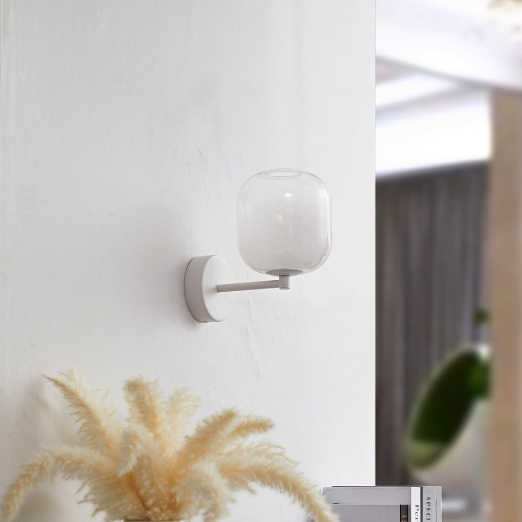 Detalj av LED vegglampe Avelina glass/metall hvit