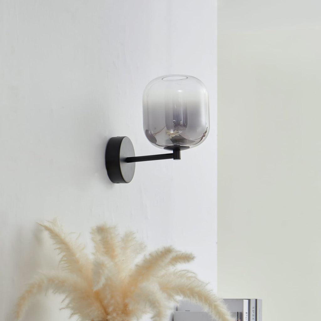 LED vegglampe Avelina røykgrå glass detalj