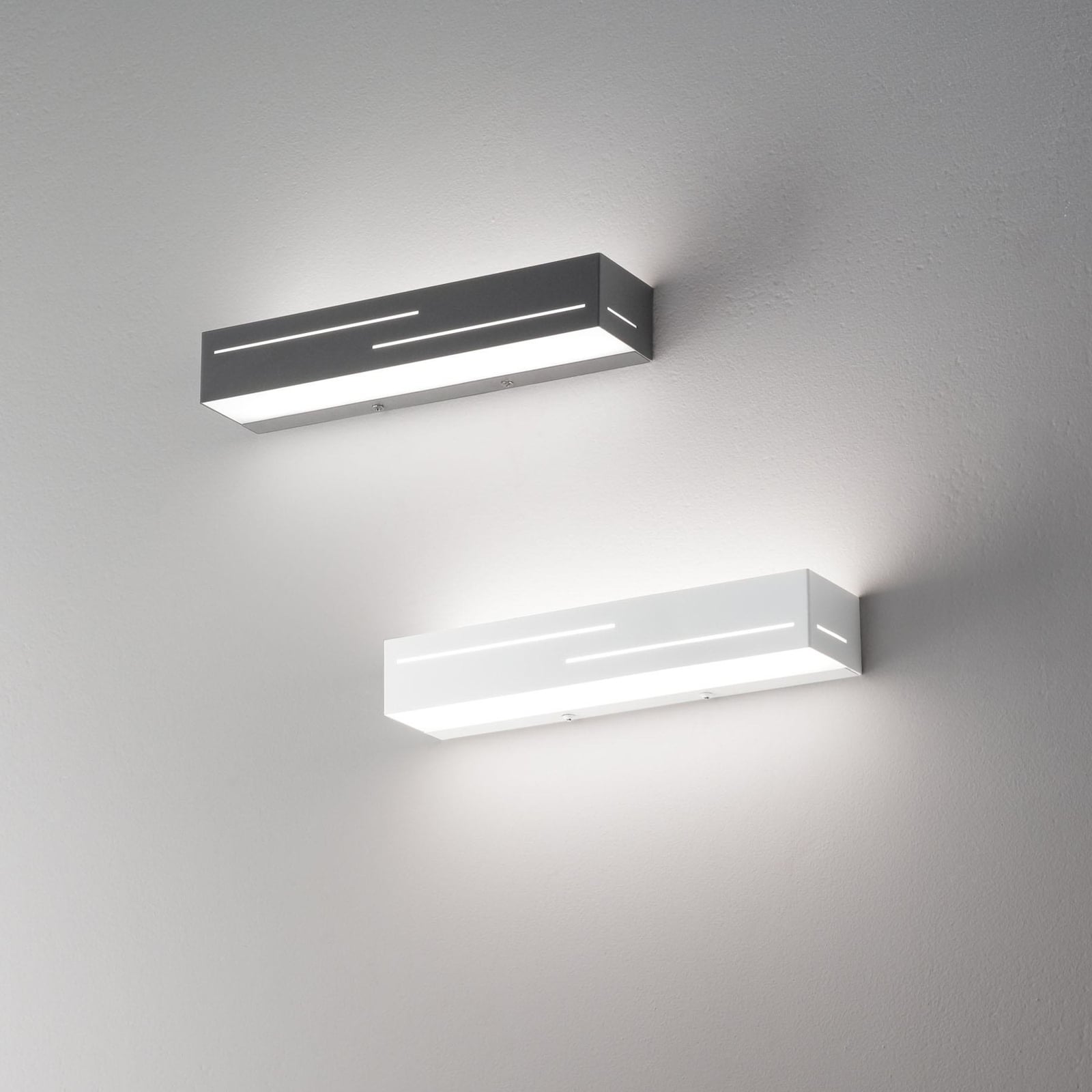 Nærbilde av LED vegglampe Banny opp og ned hvit 31 cm montert