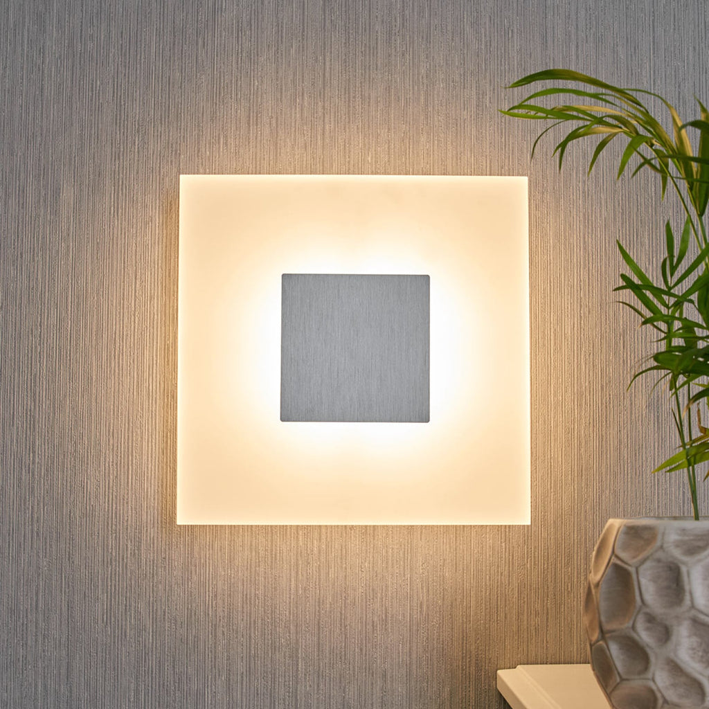 LED vegglampe Berlind hvit akryl 26x26 cm detalj nikkelfarget metall