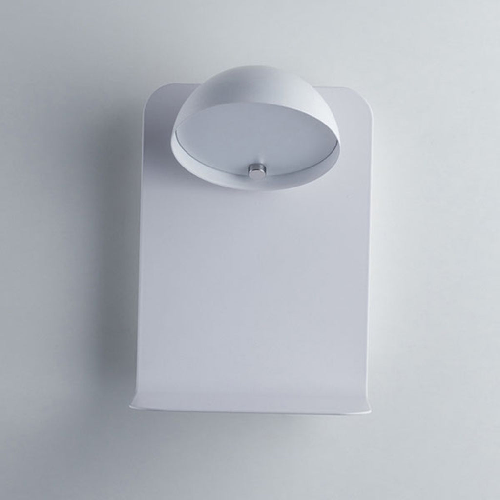 LED-vegglampe Boing hvit med USB og hylle nærbilde av USB-port