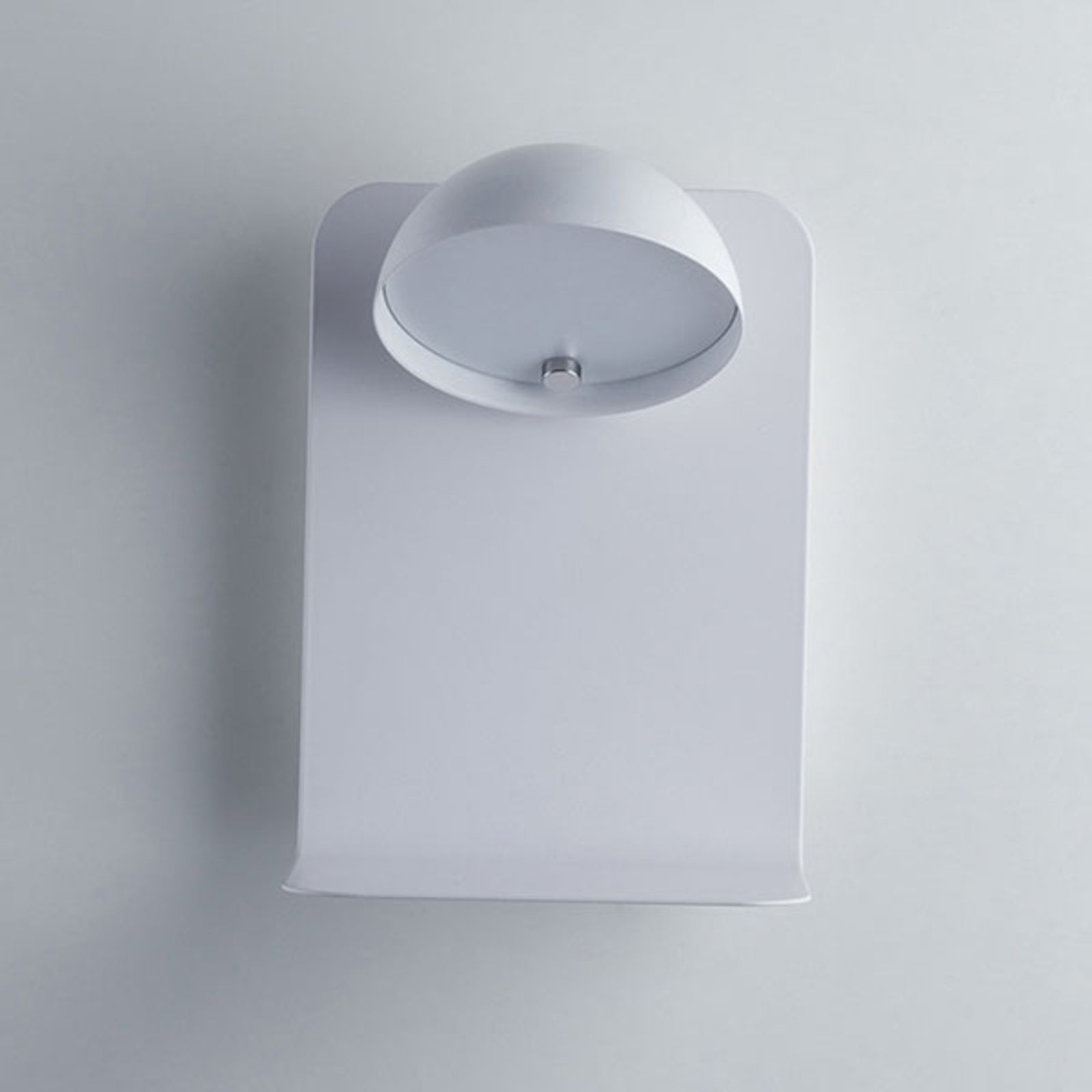 LED-vegglampe Boing hvit med USB og hylle nærbilde av USB-port