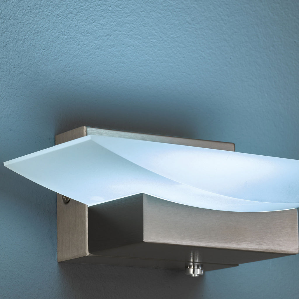 LED vegglampe Bowl TW CCT matt nikkel 20 cm lys i mørke