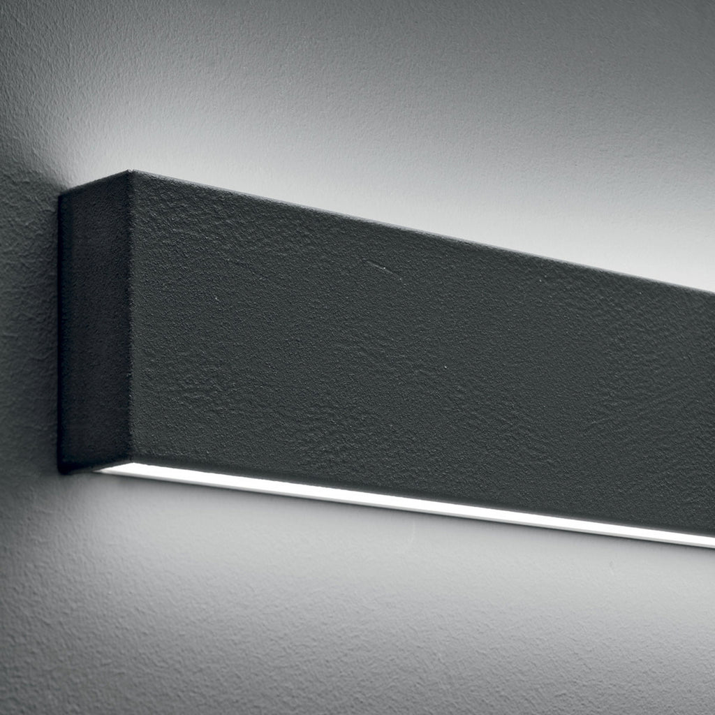 LED vegglampe Box W2 opp og ned svart montert på vegg