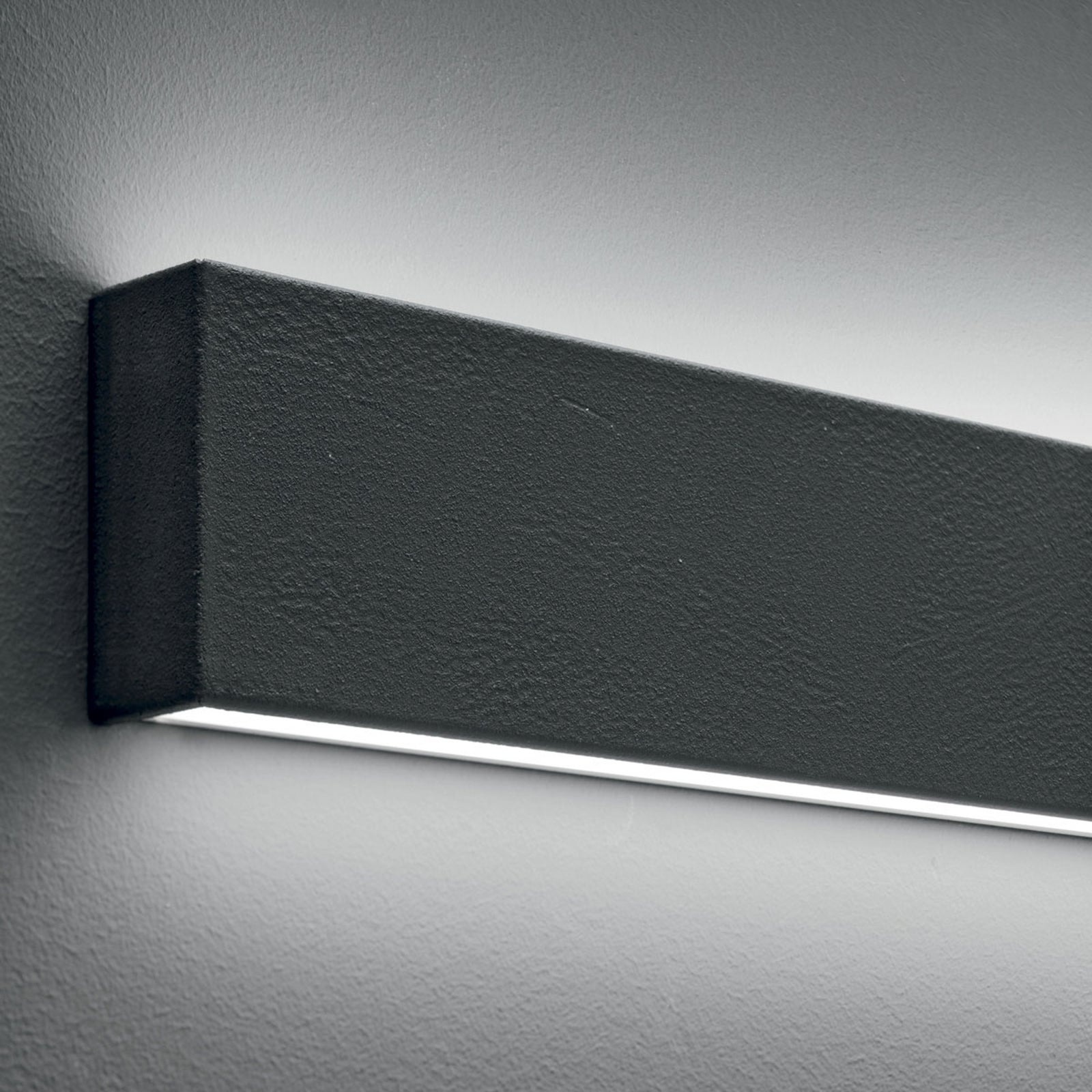 LED vegglampe Box W2 opp og ned svart montert på vegg