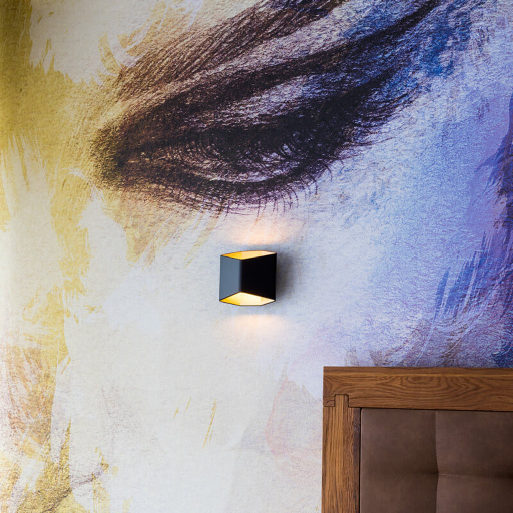 Detalj av LED vegglampe Cariso svart/messing dimbar