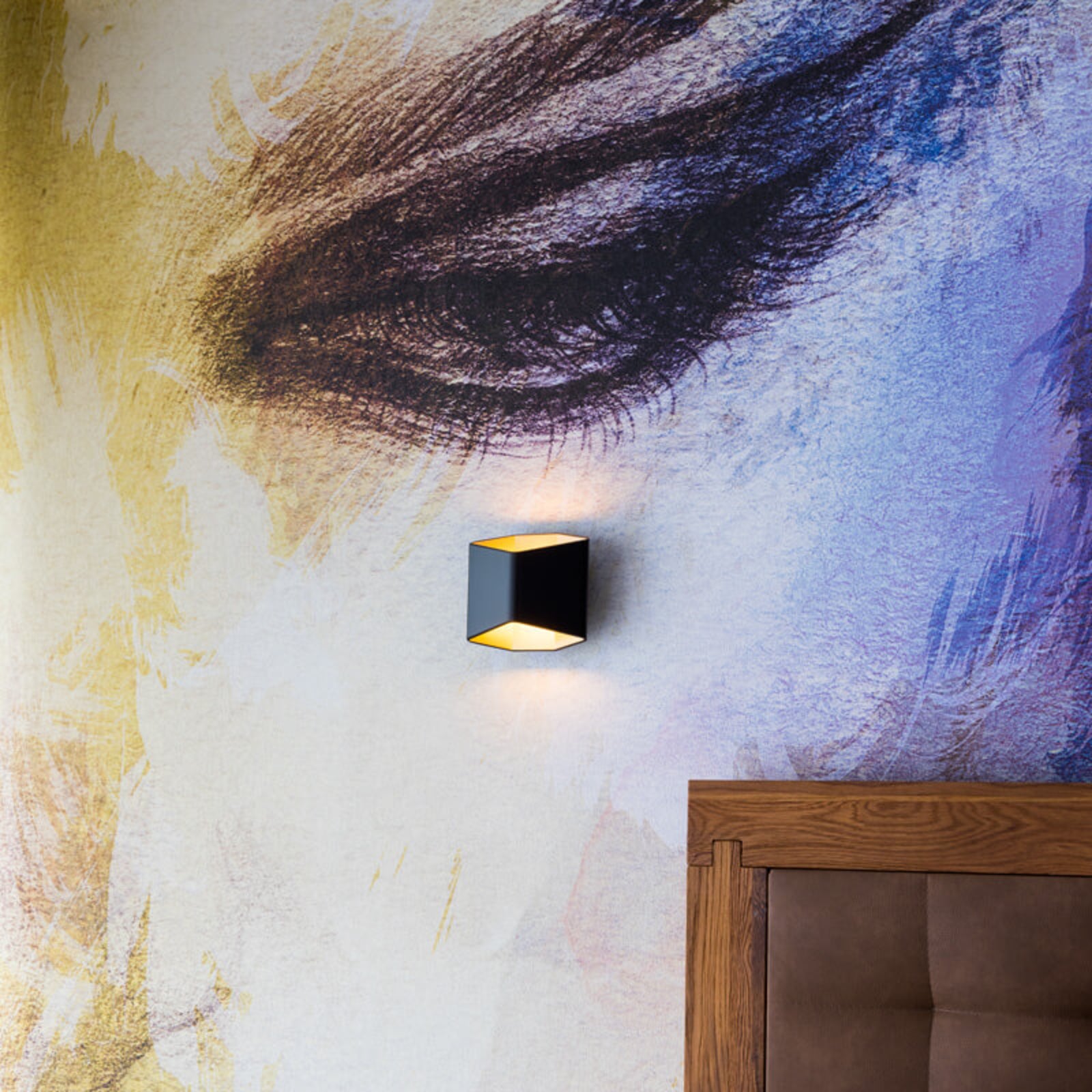 Detalj av LED vegglampe Cariso svart/messing dimbar