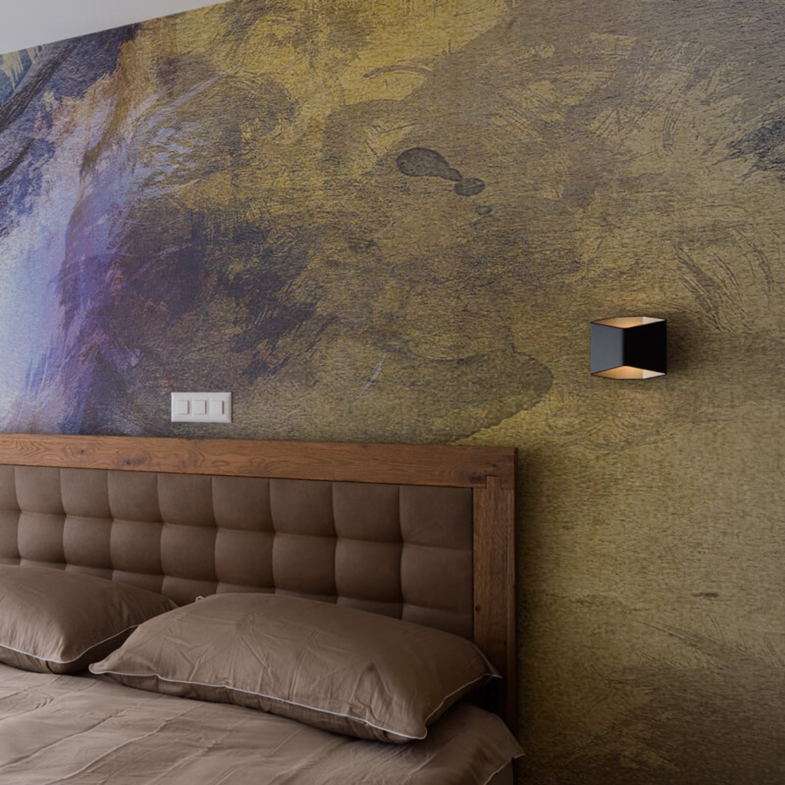 Montert LED vegglampe Cariso svart/messing dimbar i stue