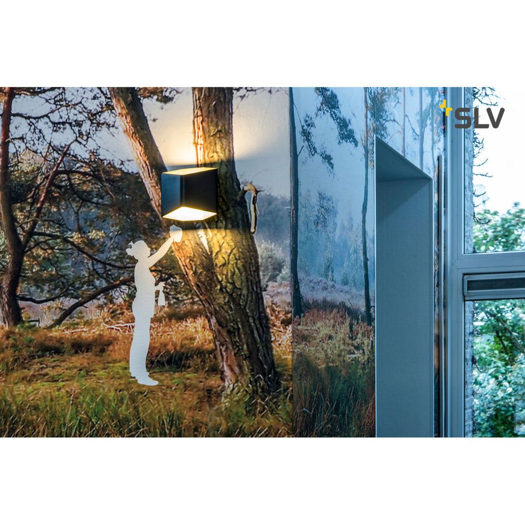 Nærbilde av LED vegglampe Cariso svart/messing dimbar