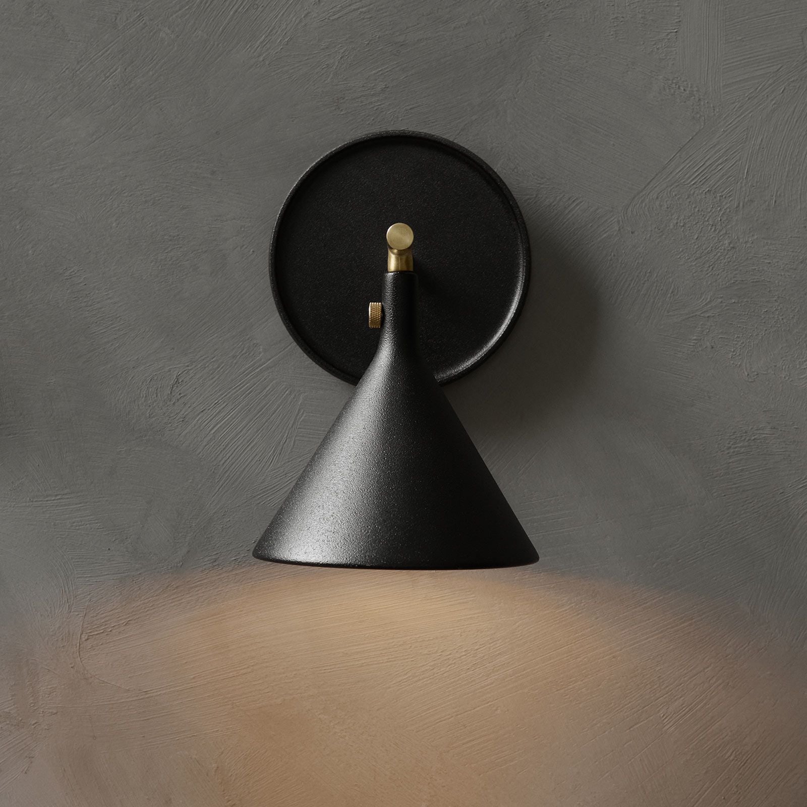 LED vegglampe Cast Sconce svart messing bakside