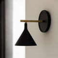 LED vegglampe Cast Sconce svart messing forfra
