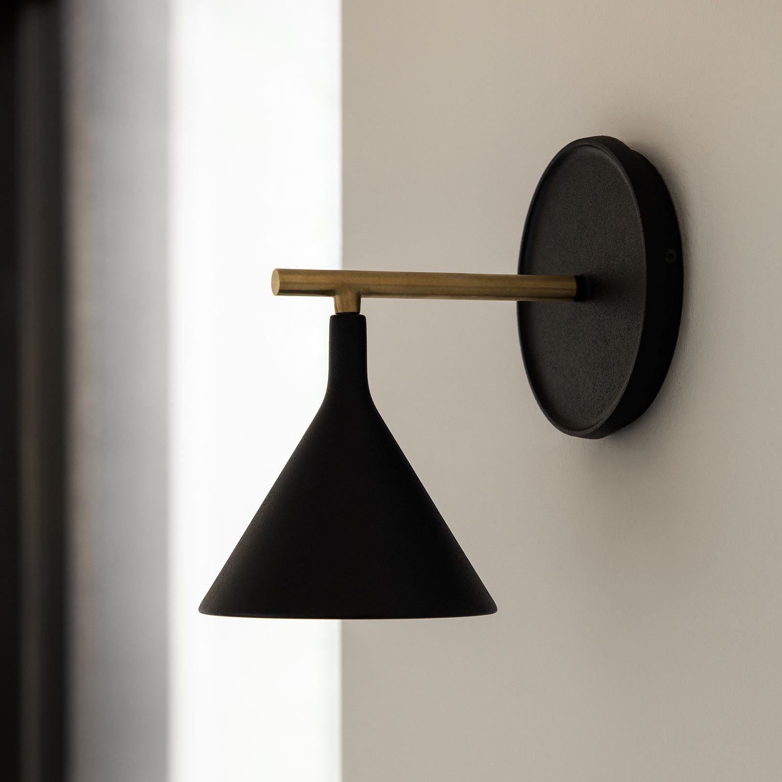 LED vegglampe Cast Sconce svart messing forfra