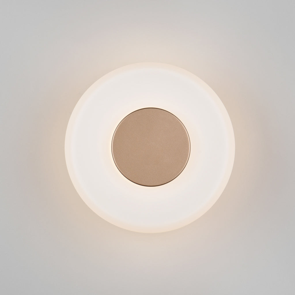 LED vegglampe Celeste glass dimbar Ø22 cm brun/hvit med lys på