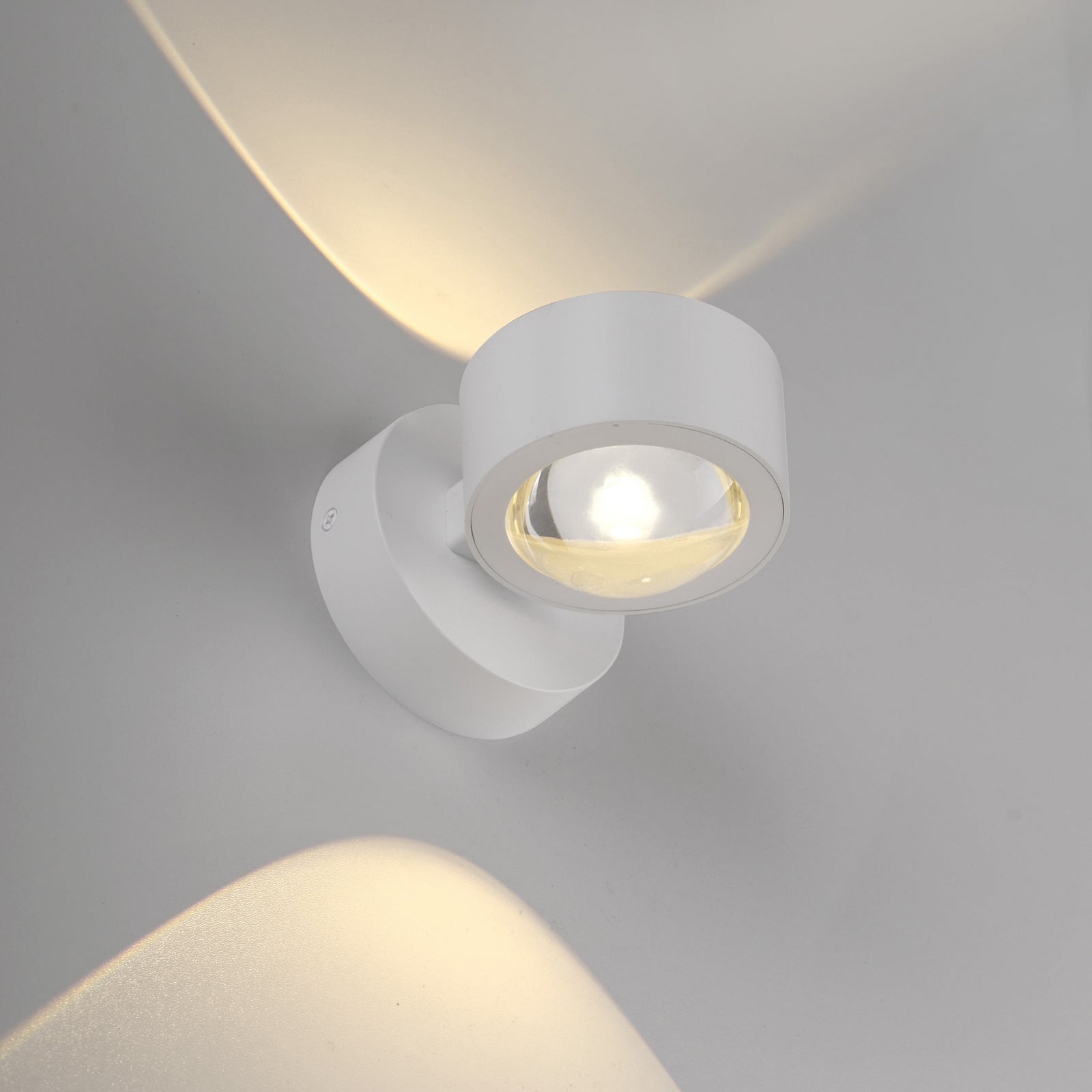 Nærbilde av LED vegglampe Chia oppladbar dimbar hvit med fjernkontroll