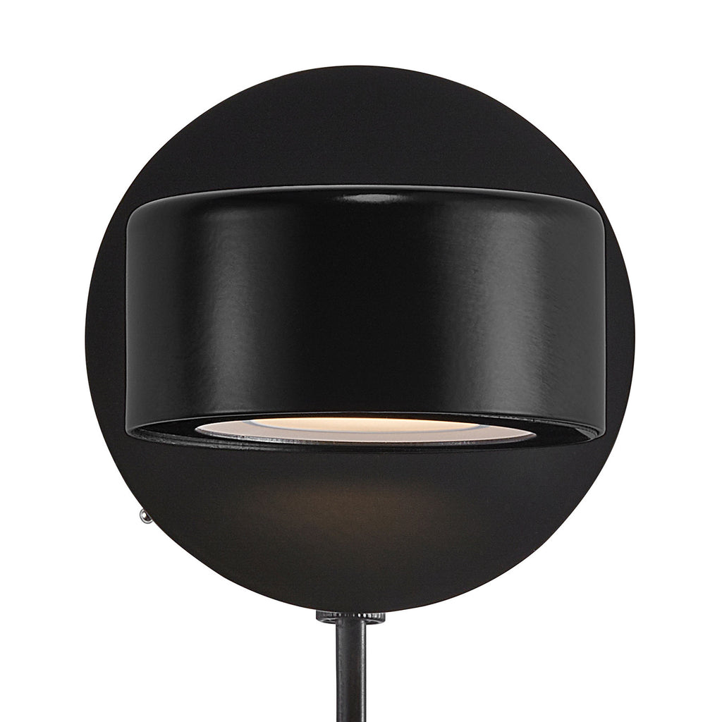 LED vegglampe Clyde dimbar svart med støpsel montert på vegg