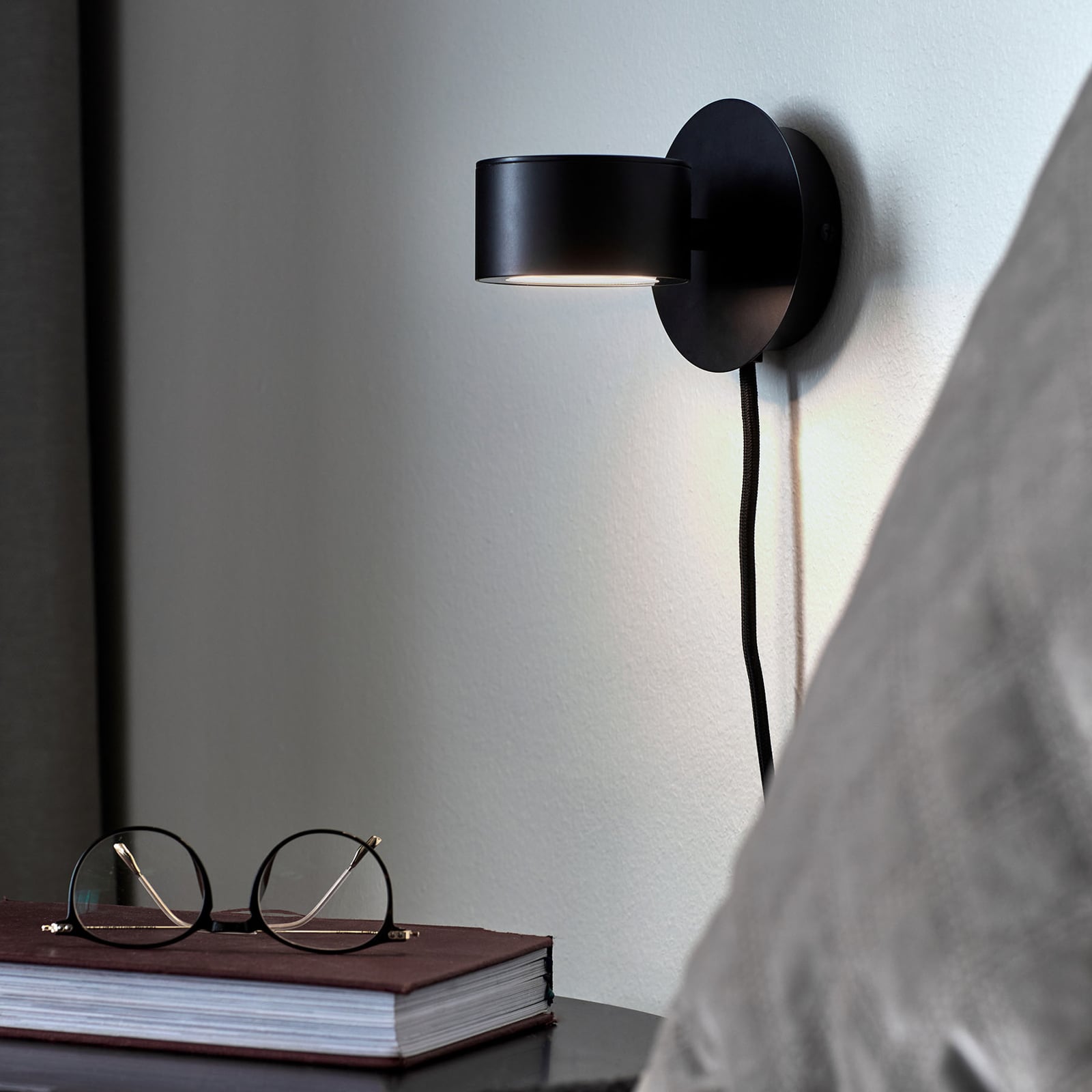 LED vegglampe Clyde dimbar svart med støpsel Ø10 cm - Nordlux