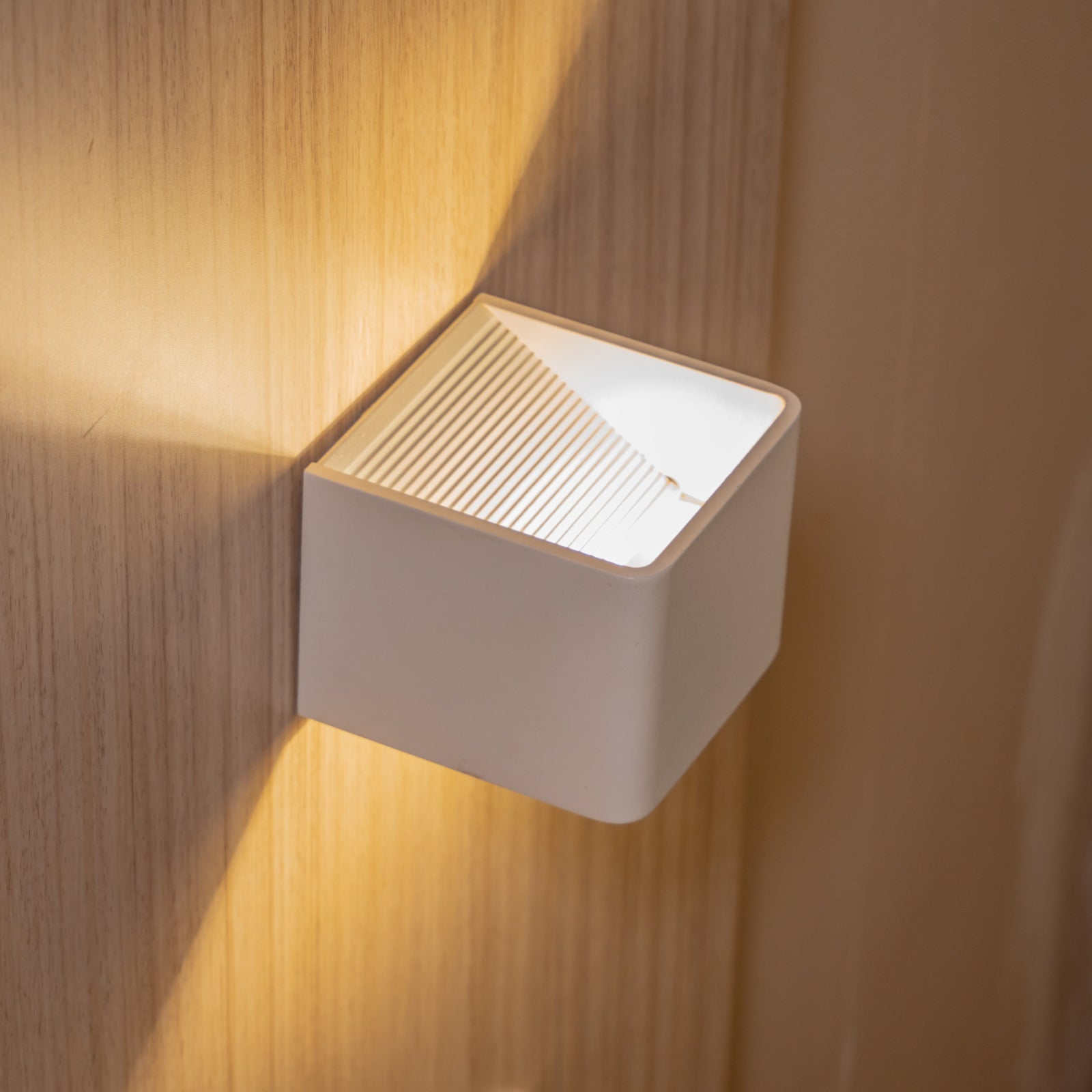 Montert LED vegglampe Cube oppladbar magnetisk hvit dimbar - Näve i rom