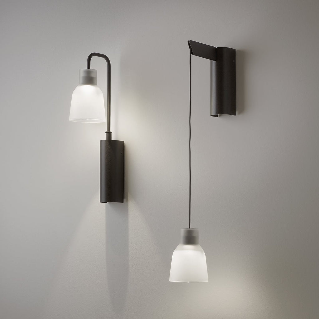 LED vegglampe Drip A/01 frostet glass 2700K detalj av glass og kabel