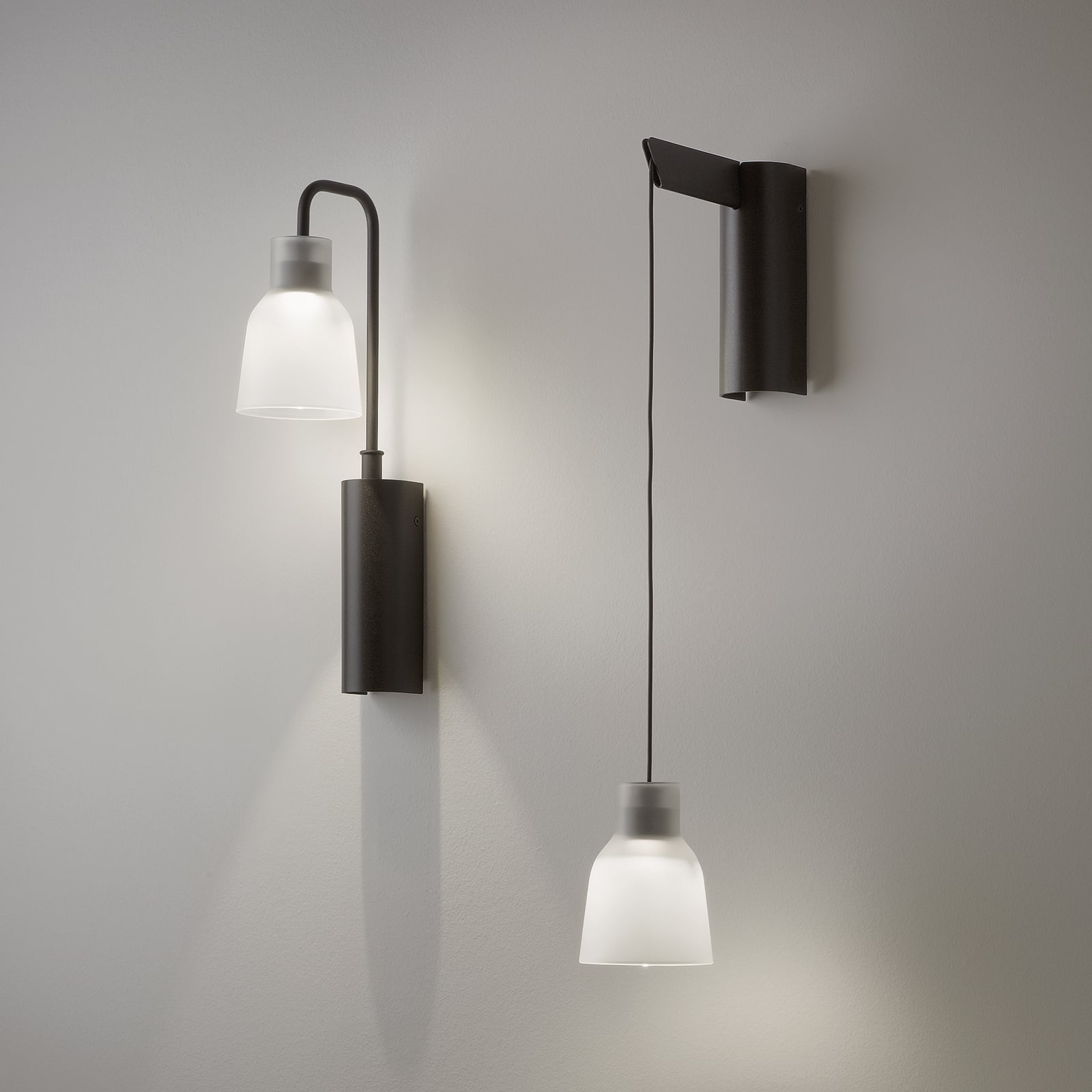 LED vegglampe Drip A/01 frostet glass 2700K detalj av glass og kabel