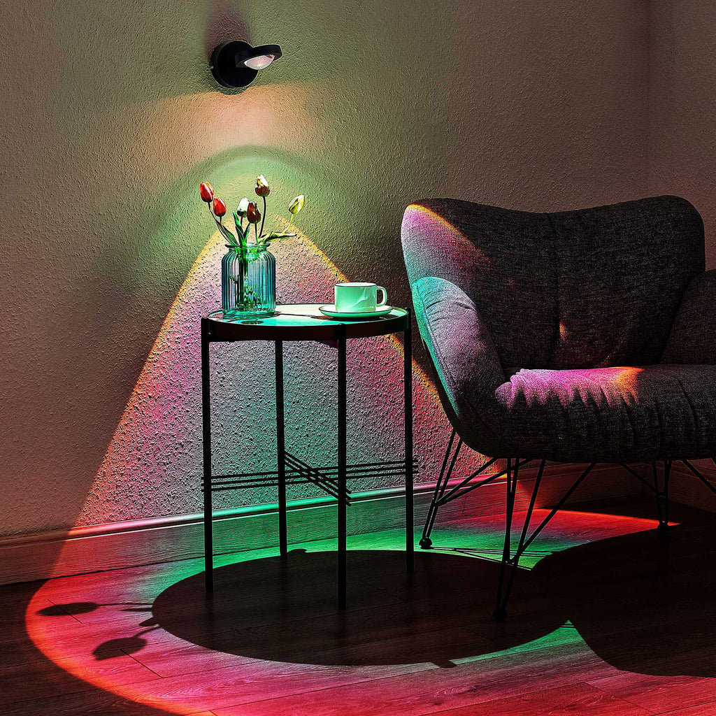 LED vegglampe Edonita svart med RGB effektlys montert på vegg