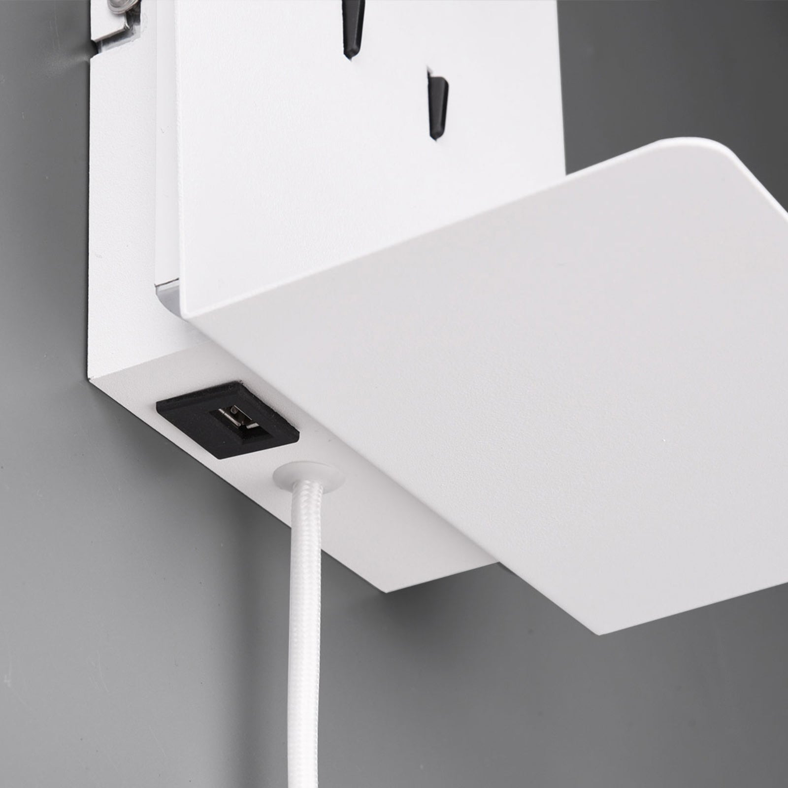 LED vegglampe Element med hylle og USB hvit matt lys i bruk