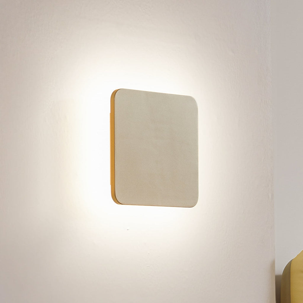 LED vegglampe Elrik gullfarget 22 cm fra front