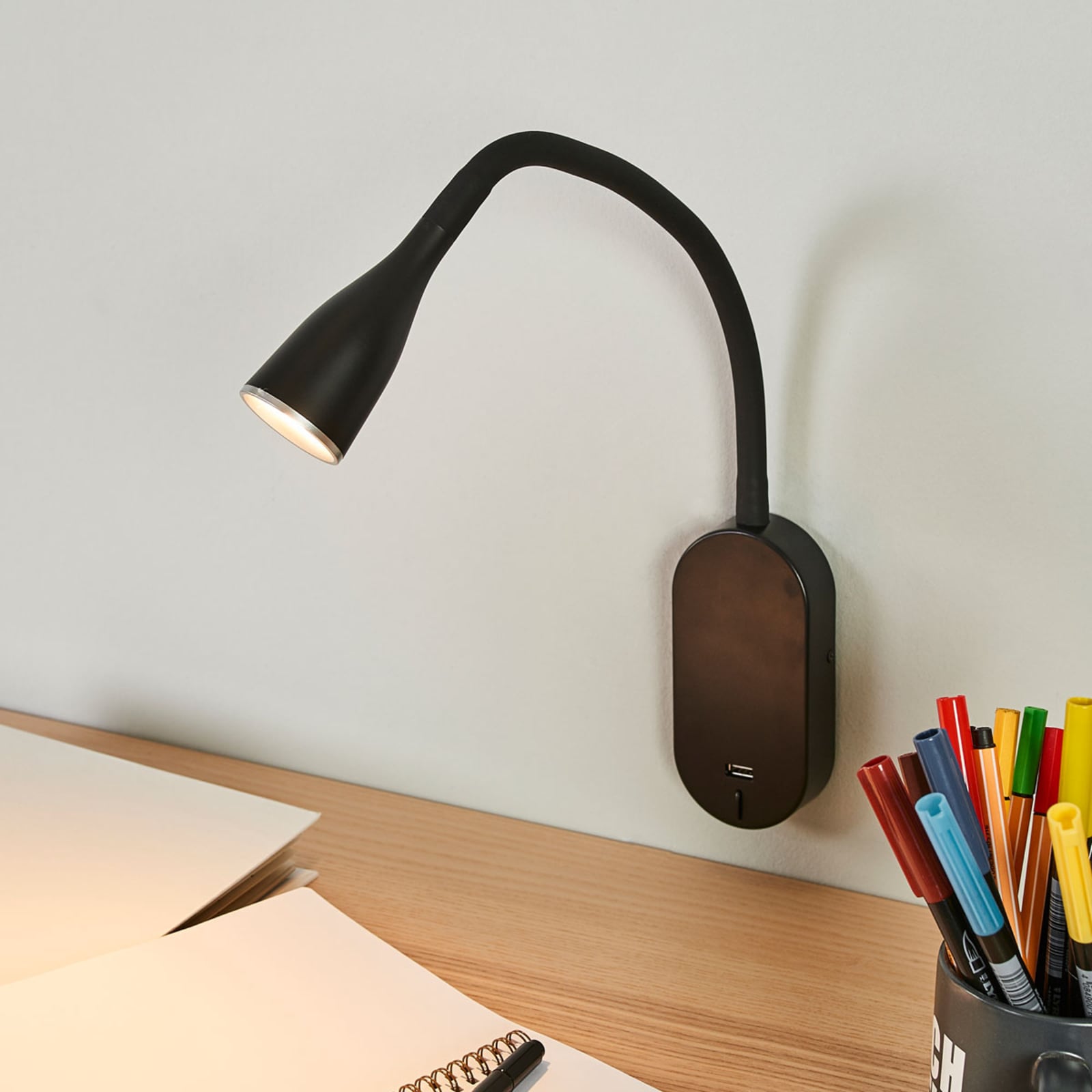 LED vegglampe Enna svart med bryter og USB forfra