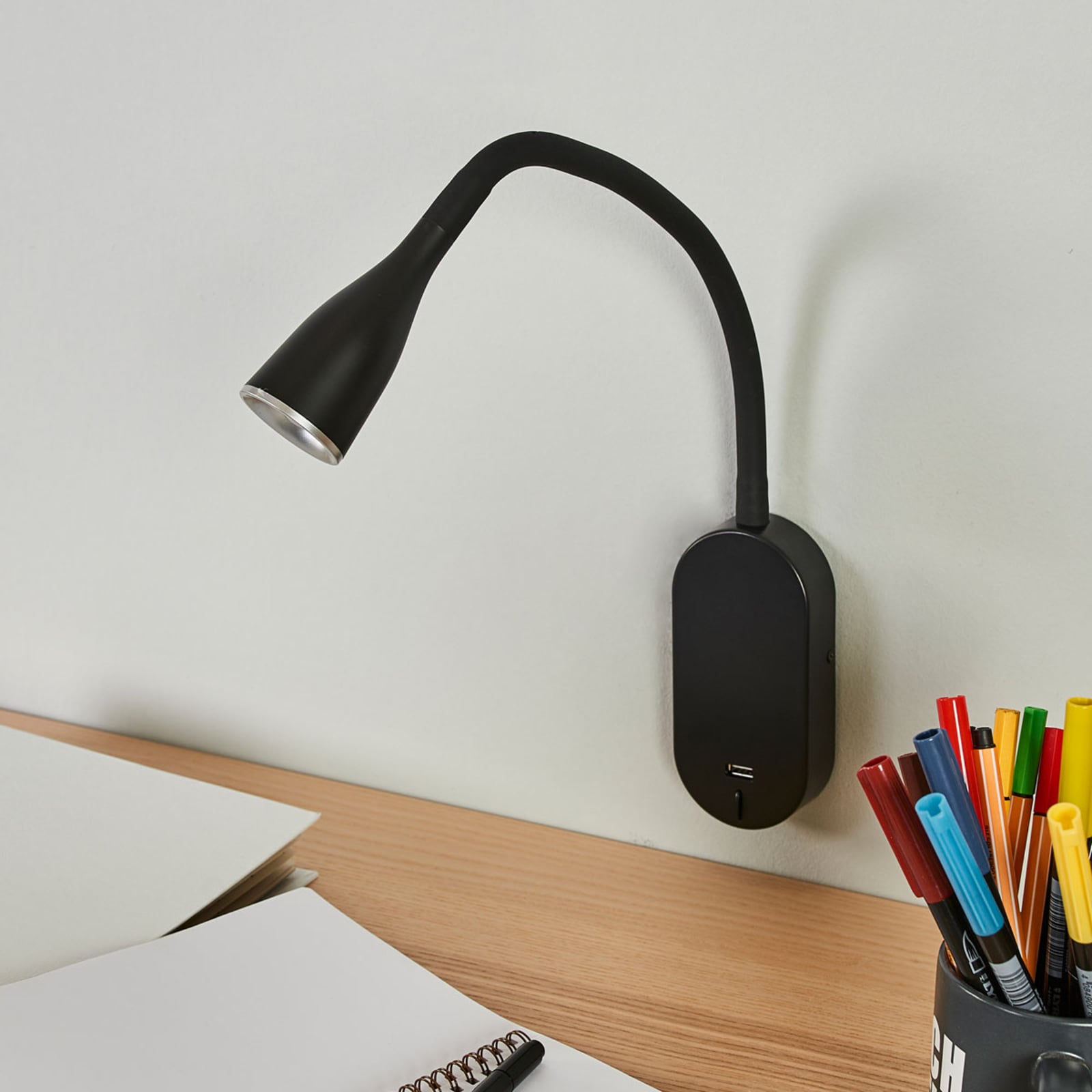 LED vegglampe Enna svart med bryter og USB bakside