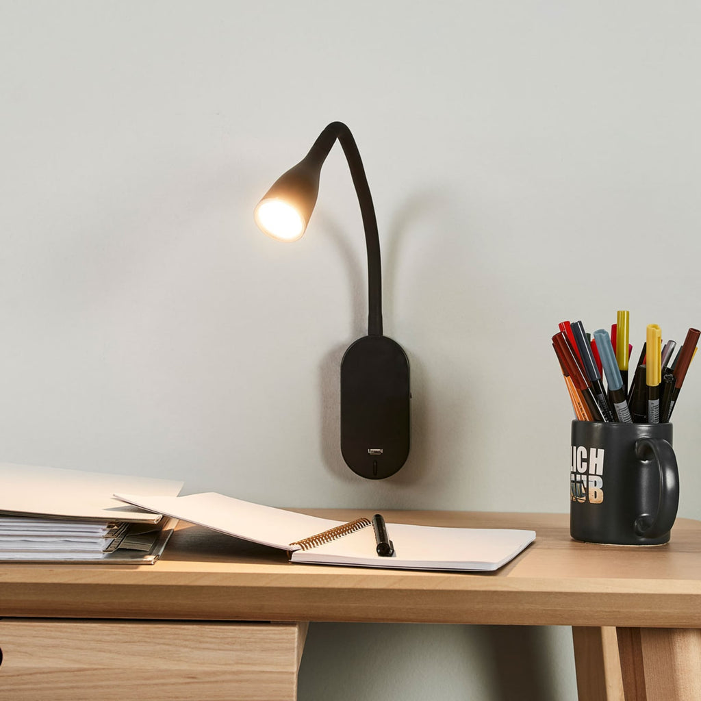 Detalj av LED vegglampe Enna svart med bryter og USB