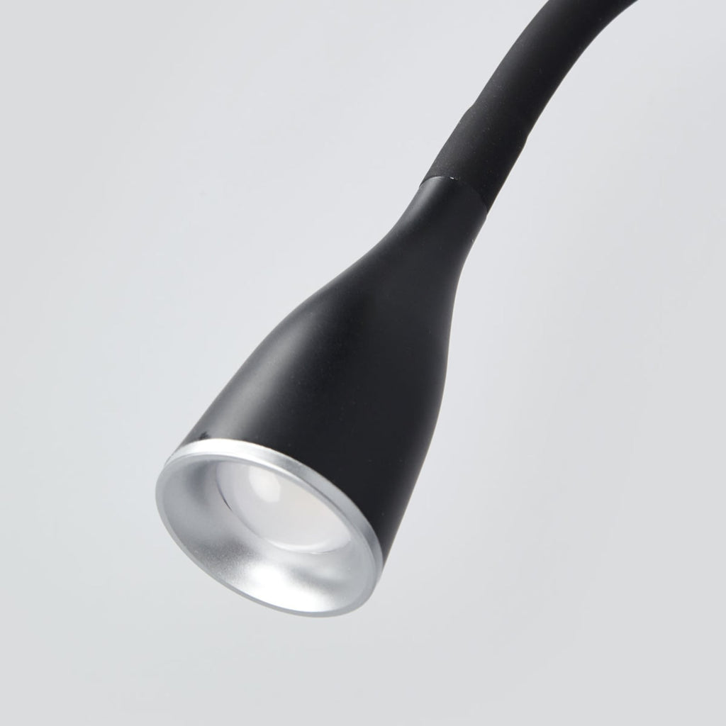 Nærbilde av fleksibel arm på LED vegglampe Enna svart med bryter og USB