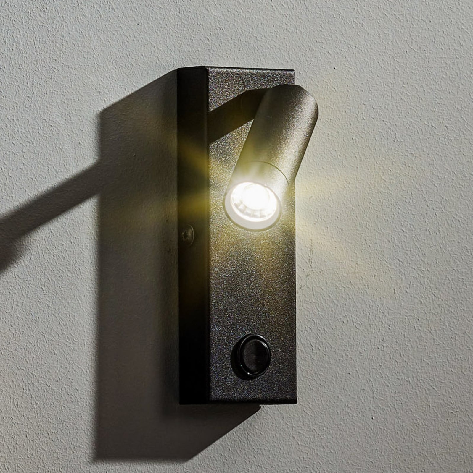 LED vegglampe Enzo kantet med bryter svart 4000K forfra