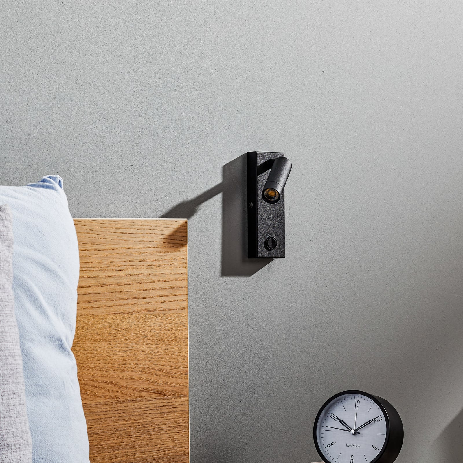 Detalj av bryter på LED vegglampe Enzo kantet med bryter svart 4000K