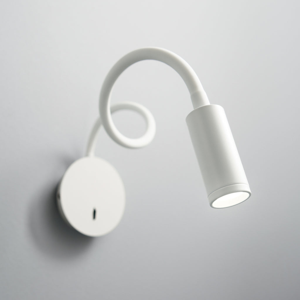 Detalj av LED vegglampe Focus 2 hvit fleksarm 55 cm med bryter