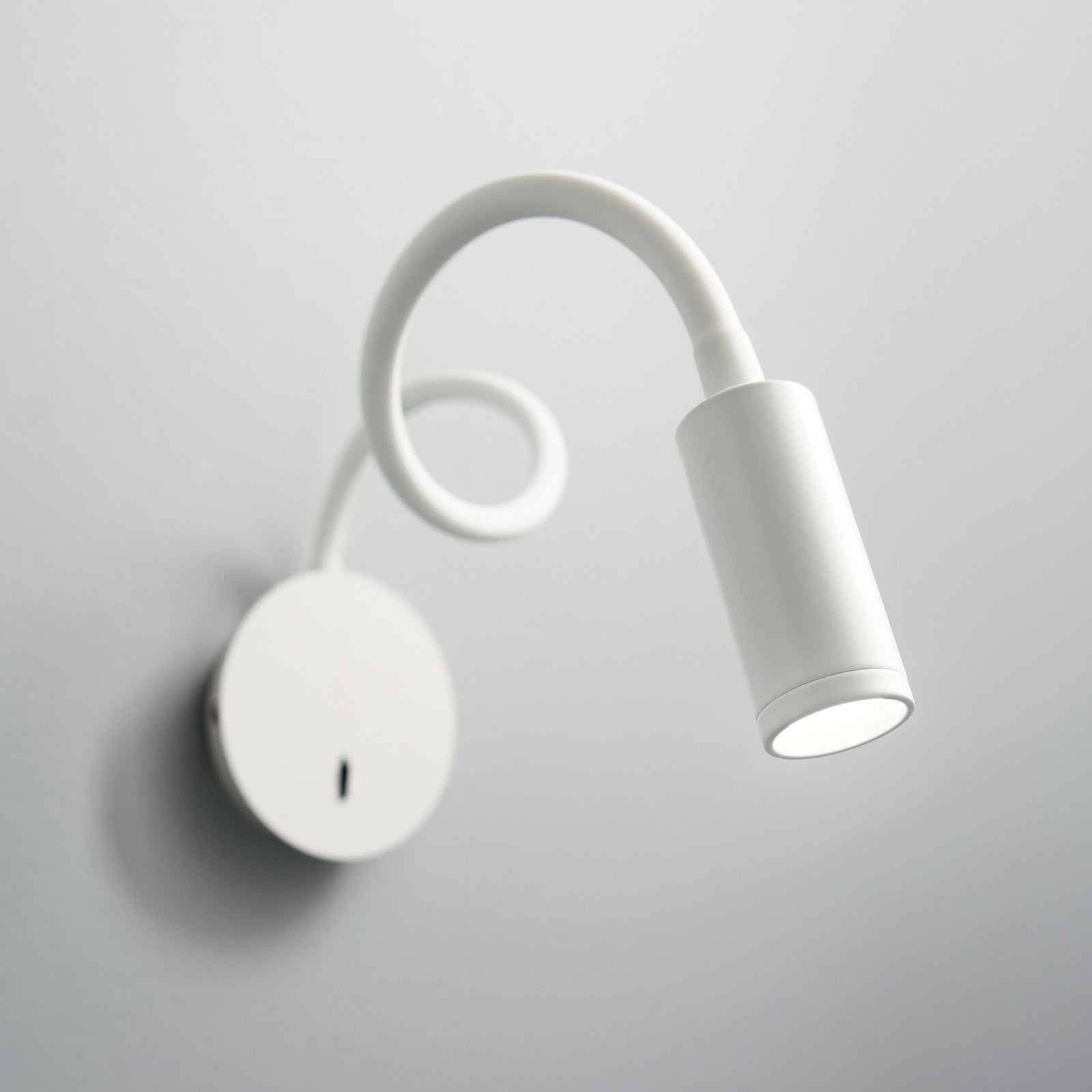 Detalj av LED vegglampe Focus 2 hvit fleksarm 55 cm med bryter