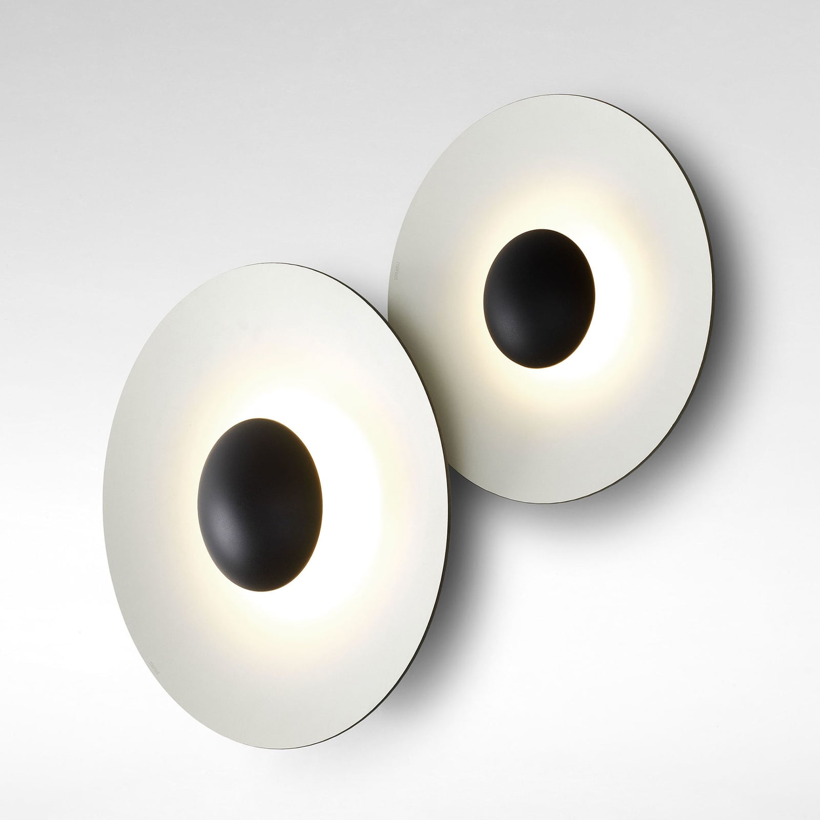 LED vegglampe Ginger 42C dimbar svart-hvit montert på vegg