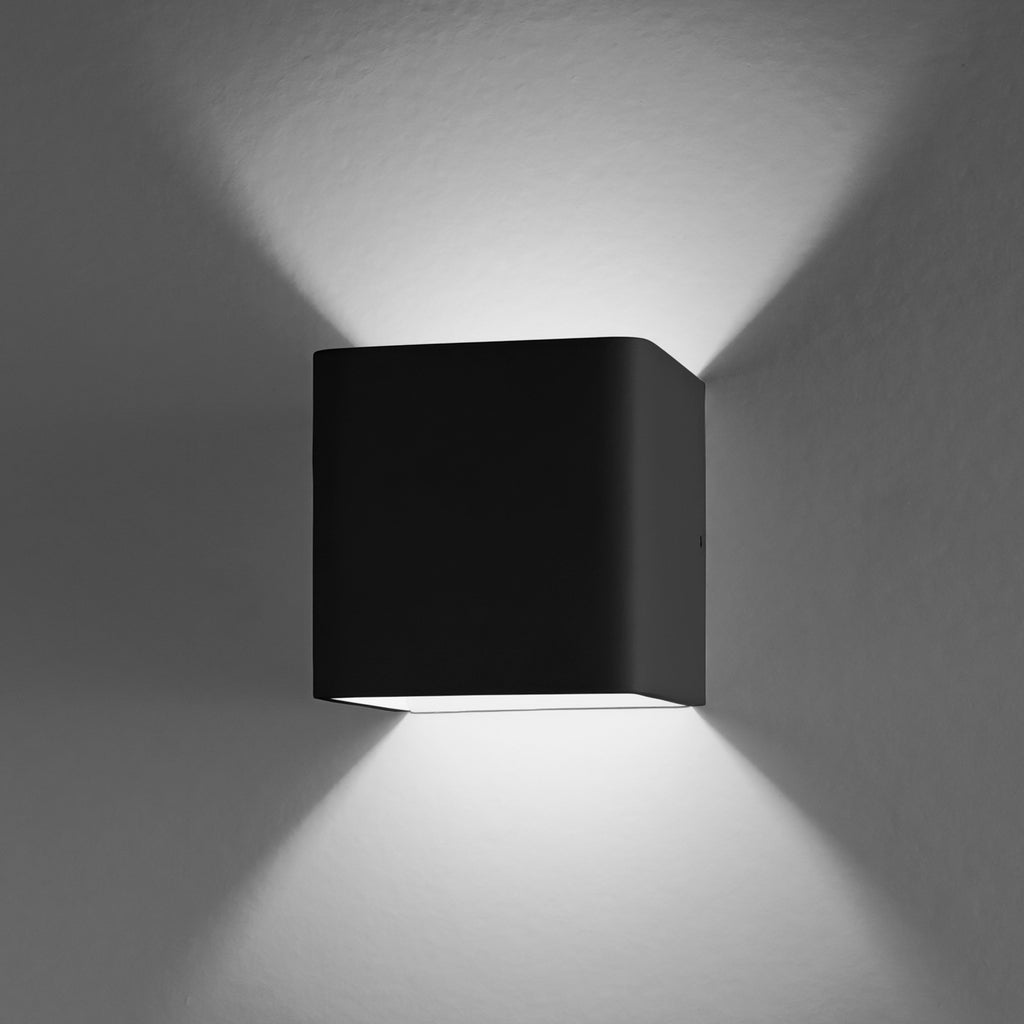 LED vegglampe Gino opp og ned dimbar svart 10x10 cm montert på vegg