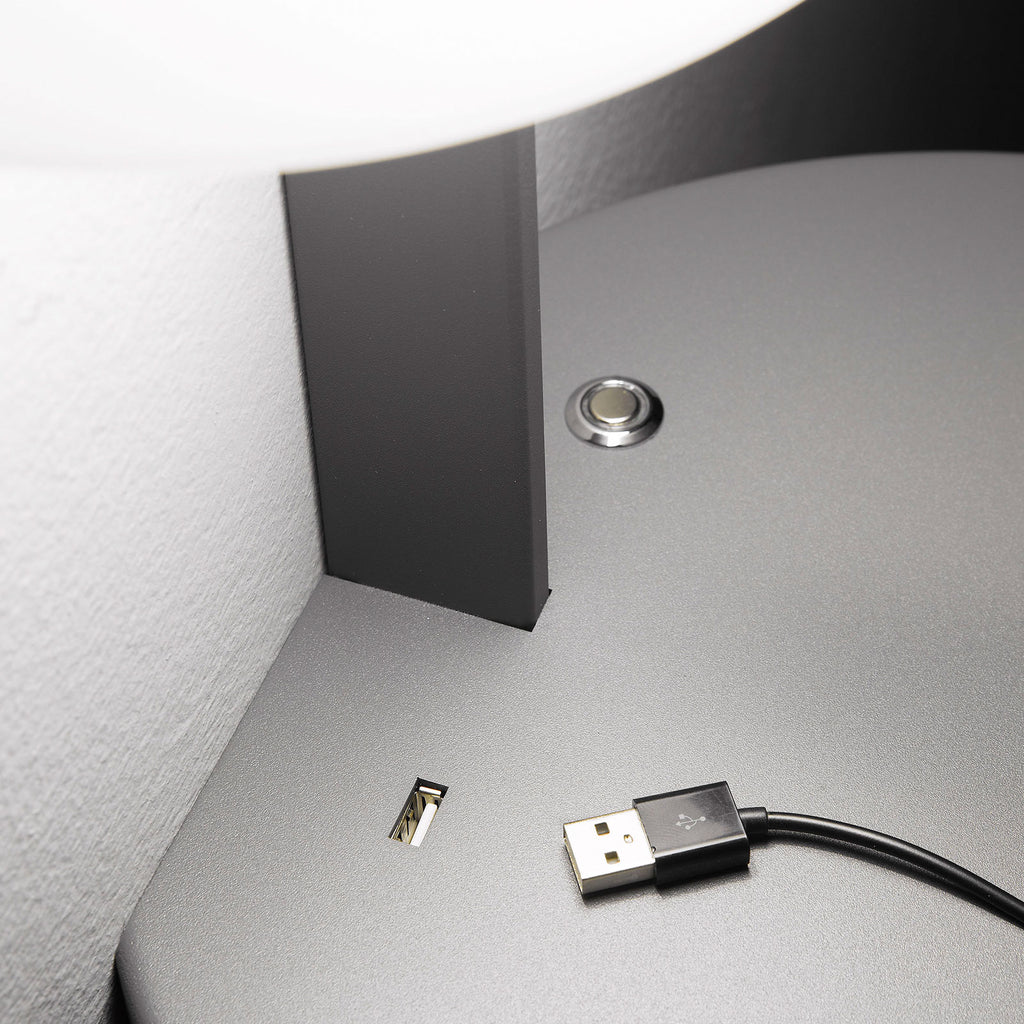 LED vegglampe Goodnight dimbar med USB-port hvit-antrasitt montert på vegg