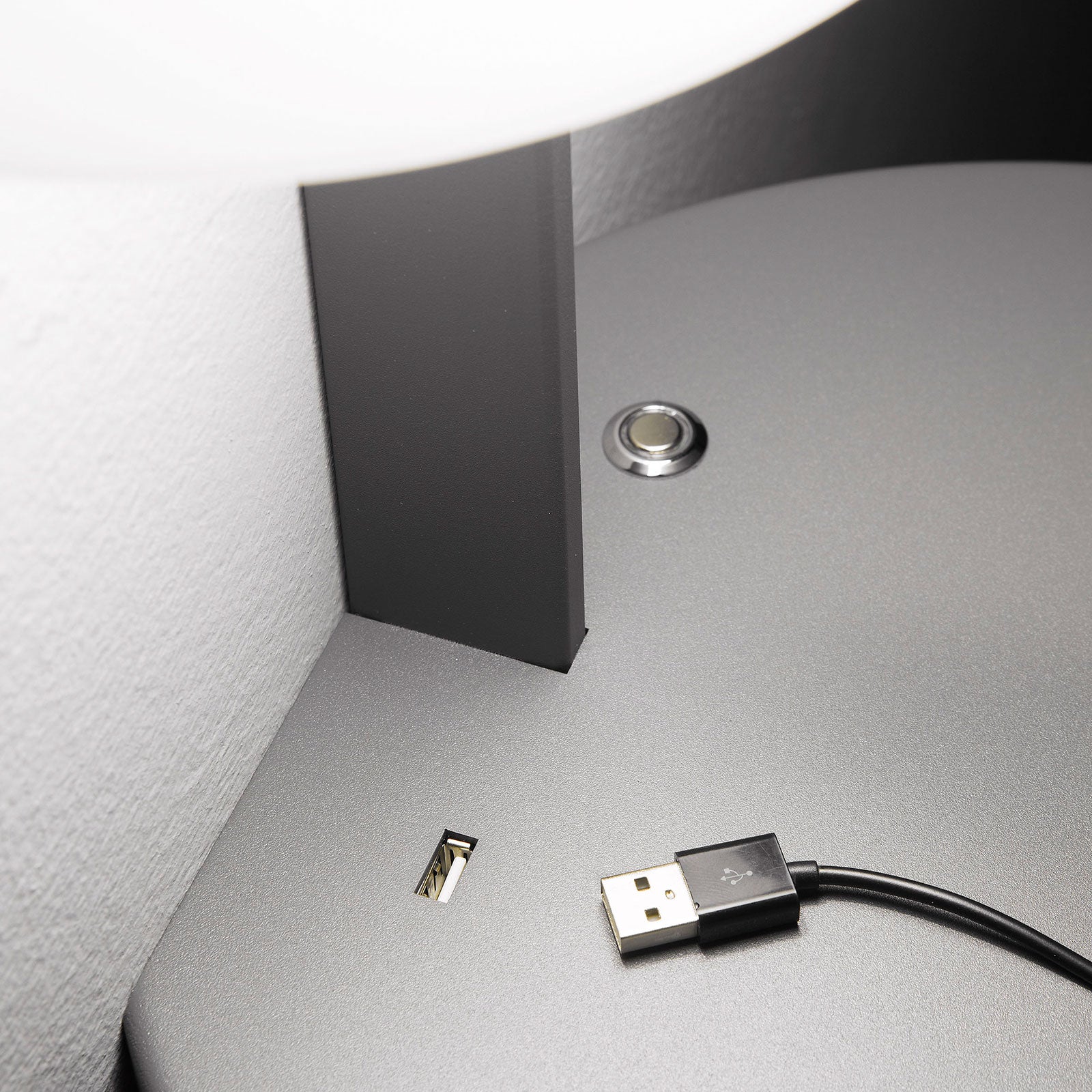 LED vegglampe Goodnight dimbar med USB-port hvit-antrasitt montert på vegg