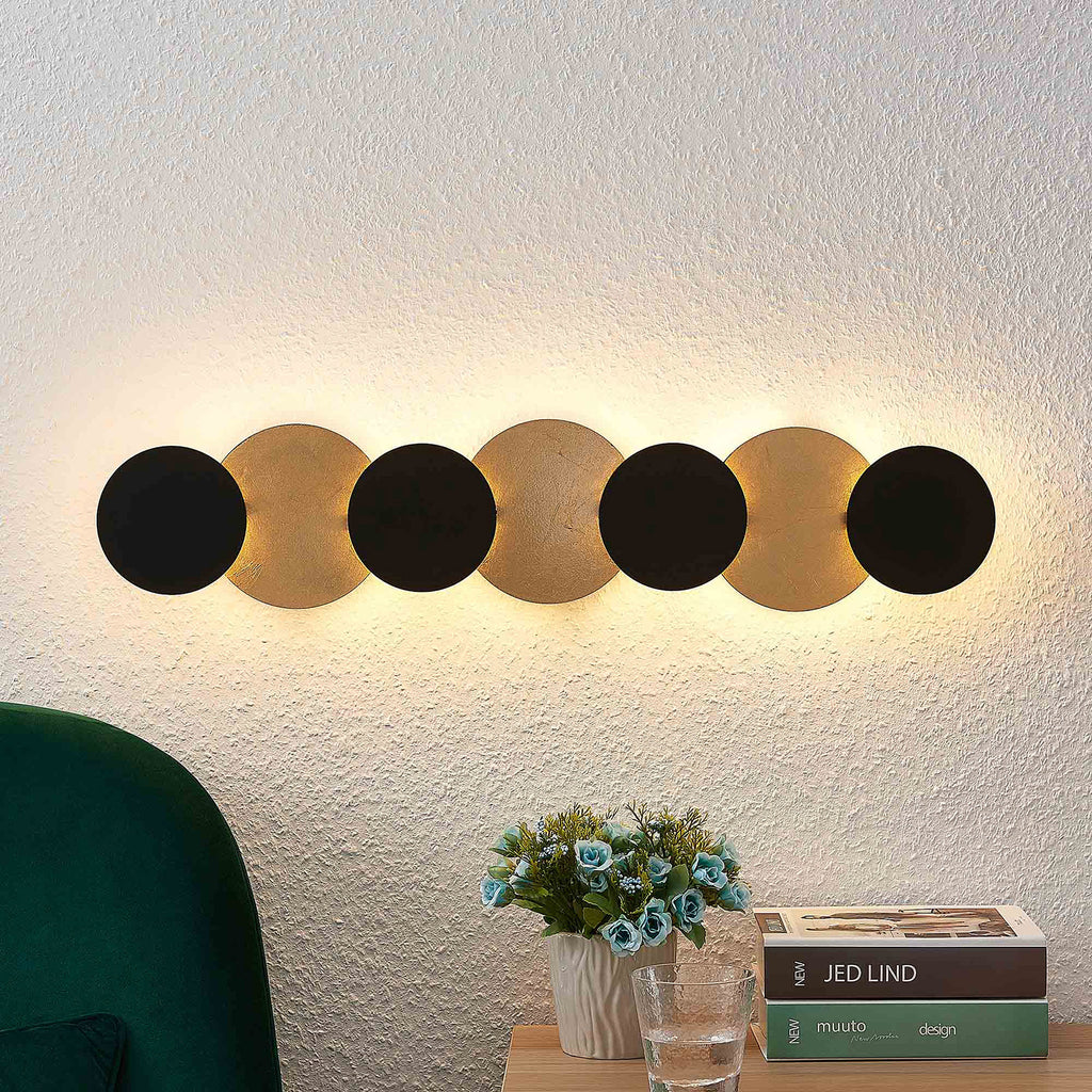 LED vegglampe Grazyna 7-lys svart/gull montert i stue