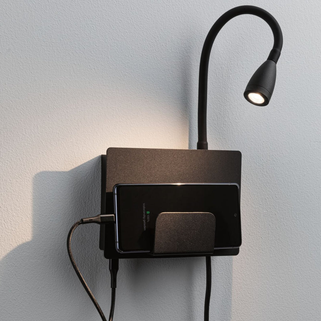 Detaljbilde av arm på LED vegglampe Halina med fleksarm USB-C svart