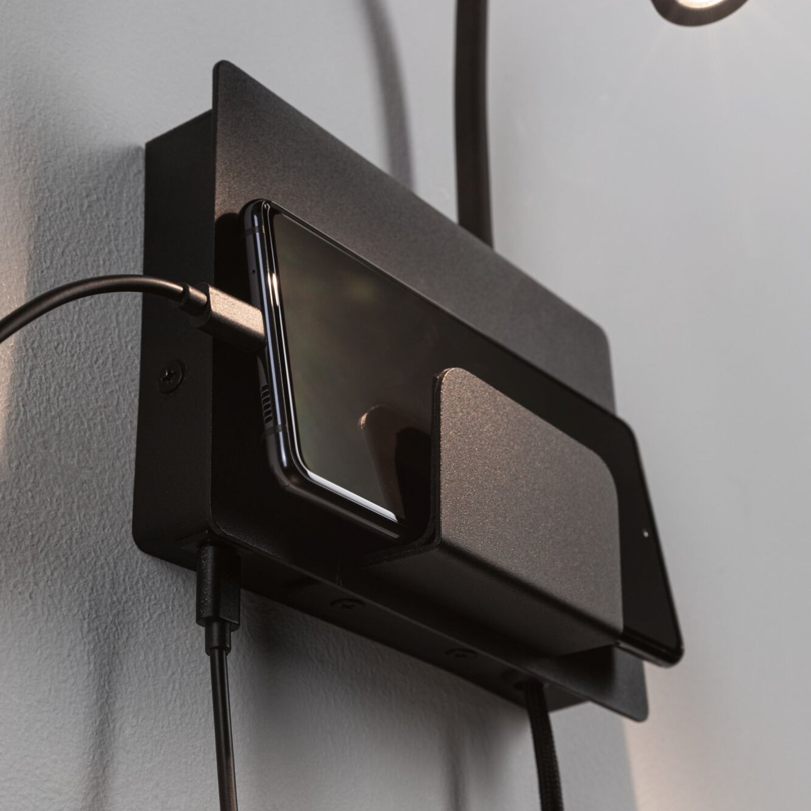 Nærbilde av USB-C port på LED vegglampe Halina med fleksarm USB-C svart