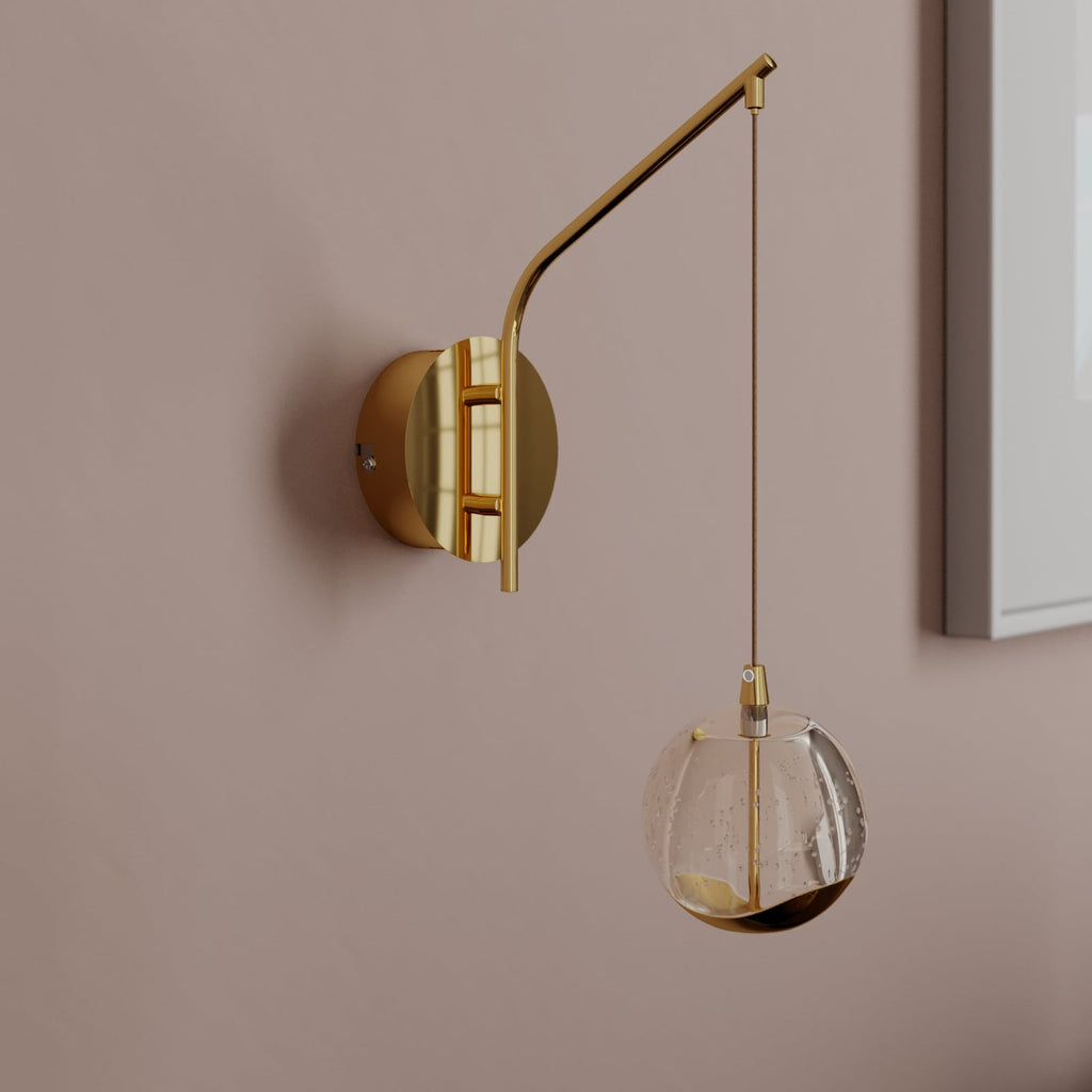 LED vegglampe Hayley gullfarget glass kuleformet detalj av glasskule